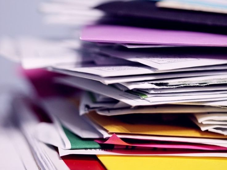 Pile de courriers et de dossiers administratifs